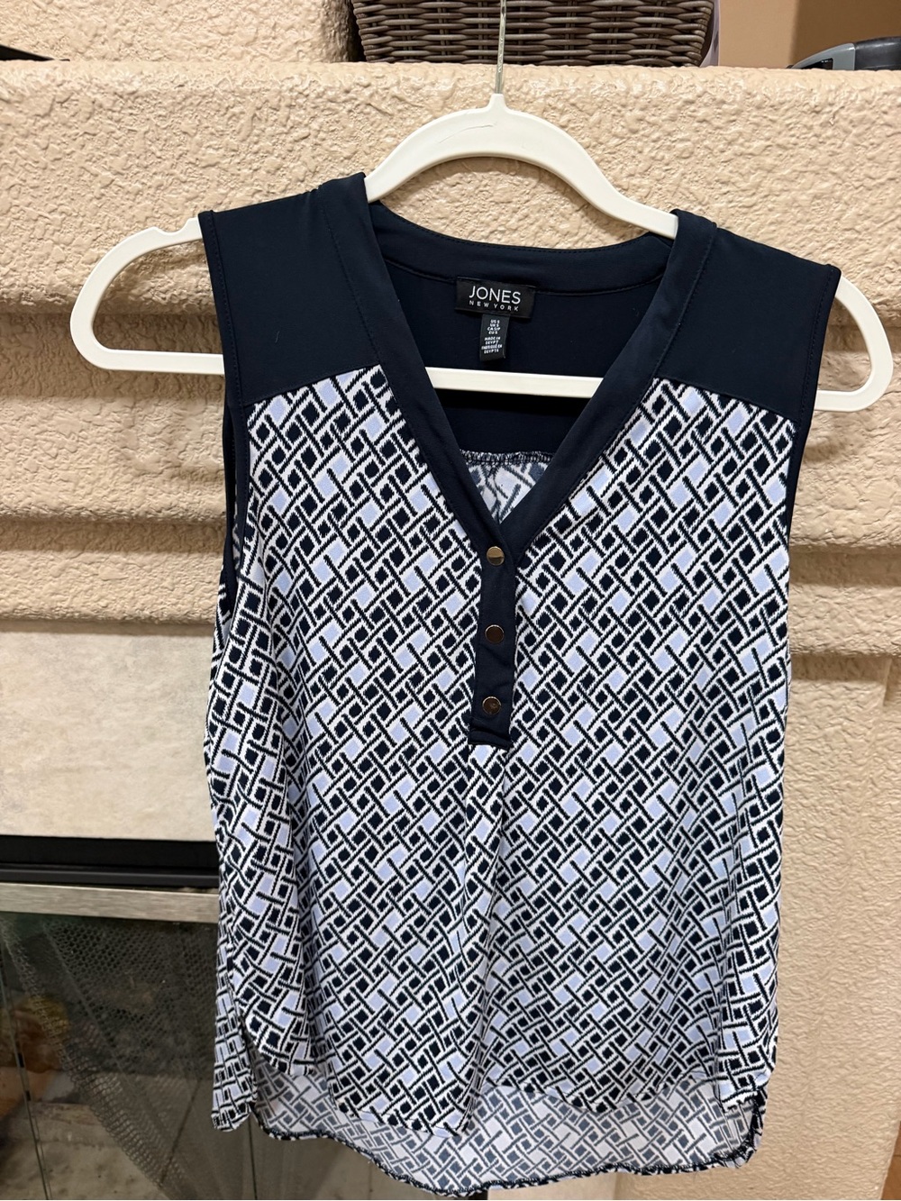 Jones New York Navy & White Geometric V-Neck Sleeveless Top